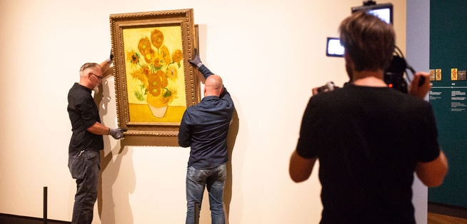 Sunflowers Filming 8 © Annelies Van Der Vegt Large